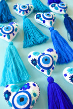 Load image into Gallery viewer, corazon azul tassel